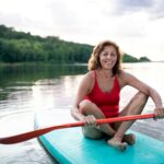 Seniorka na supie na środku jeziora