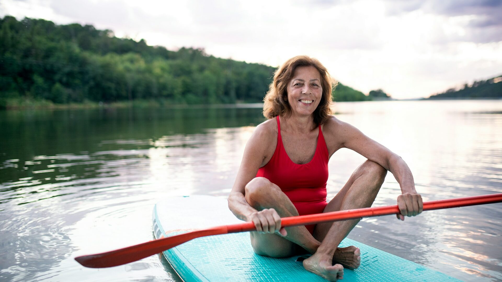 Seniorka na supie na środku jeziora